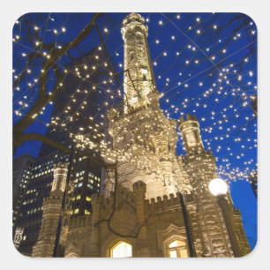 Chicago, Illinois, alter Wasserturm mit Feiertag Quadratischer Aufkleber