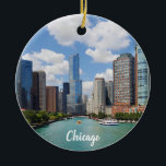 Chicago Illinois River Skyline Foto Weihnachten Keramik Ornament<br><div class="desc">Mit diesem Weihnachtsschmuck mit einem coolen Foto des Flusses Chicago und der Skyline der Innenstadt zeigt Illinois Ihre Liebe für die Stadt Chicago.</div>