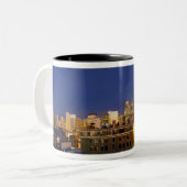 Chicago, Illinois, Skyline aus West Loop Zweifarbige Tasse (Vorderseite Links)