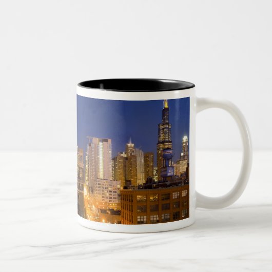 Chicago, Illinois, Skyline aus West Loop Zweifarbige Tasse (Rechts)