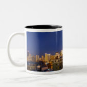 Chicago, Illinois, Skyline aus West Loop Zweifarbige Tasse (Links)