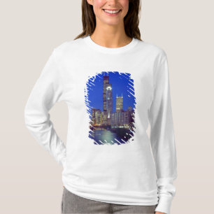 Chicago, Illinois, Skyline bei Nacht mit Chicago T-Shirt