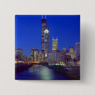 Chicago, Illinois, Skyline nachts mit Chicago Button