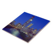 Chicago, Illinois, Skyline nachts mit Chicago Fliese (Seite)