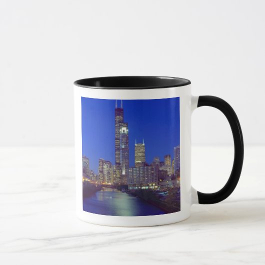 Chicago, Illinois, Skyline nachts mit Chicago Tasse (Rechts)