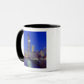 Chicago, Illinois, Skyline nachts mit Chicago Tasse (Vorderseite Links)