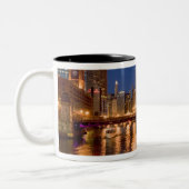 Chicago, Illinois, Skyline und Chicago River bei 2 Zweifarbige Tasse (Links)