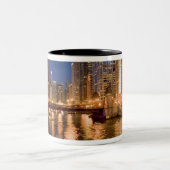 Chicago, Illinois, Skyline und Chicago River bei 2 Zweifarbige Tasse (Mittel)