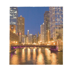 Chicago, Illinois, Skyline und Chicago River bei Notizblock