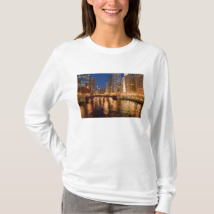 Chicago, Illinois, Skyline und Chicago River um 2 T-Shirt