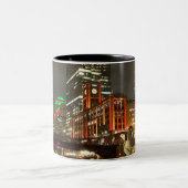 Chicago Skyline bei Nacht Zweifarbige Tasse (Mittel)