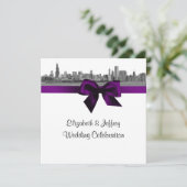 Chicago Skyline Etched BW SQ Lila Wedding Einladung (Stehend Vorderseite)