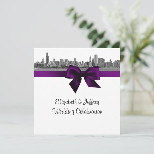 Chicago Skyline Etched BW SQ Lila Wedding Einladung (Stehend Vorderseite)