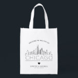 Chicago Wedding | Stilisierte Skyline Wiederverwendbare Einkaufstasche<br><div class="desc">Eine einzigartige Hochzeitstasche für eine Hochzeit in der schönen Stadt Chicago. Diese Tasche zeigt die einzigartige Skyline der Stadt mit ihrem Namen darunter. Anschließend erhalten Sie Informationen zu Ihrem Hochzeitstag in einem passenden,  offenen Stil.</div>