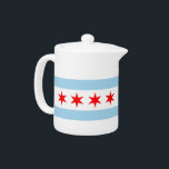 Chicagoer Flagge, Illinois Staat Teapot<br><div class="desc">Fügen Sie Ihrem Tee eine Touch Chicagoer Stolz hinzu mit unserem exklusiven Teekessel mit der Flagge Chicagos! Dieser Teekessel ist mit viel Liebe zum Detail gestaltet und ist mehr als nur ein praktisches Küchenaccessoire. Er ist eine Feier von Chicagos Erbe und kulturellem Stolz. Das elegante Design zeigt stolz die ikonische...</div>