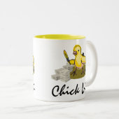 Chick Lit Writer with Paper and Feather Quill Zweifarbige Tasse (VorderseiteRechts)