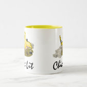 Chick Lit Writer with Paper and Feather Quill Zweifarbige Tasse (Mittel)