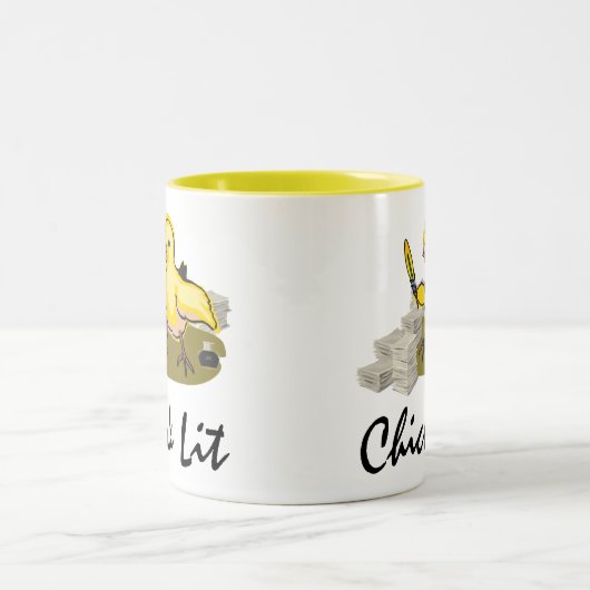 Chick Lit Writer with Paper and Feather Quill Zweifarbige Tasse (Mittel)