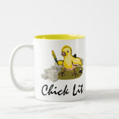 Chick Lit Writer with Paper and Feather Quill Zweifarbige Tasse (Links)