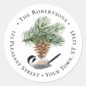 Chickadee auf Pinecone Rücksendeadresse Runder Aufkleber (Vorderseite)