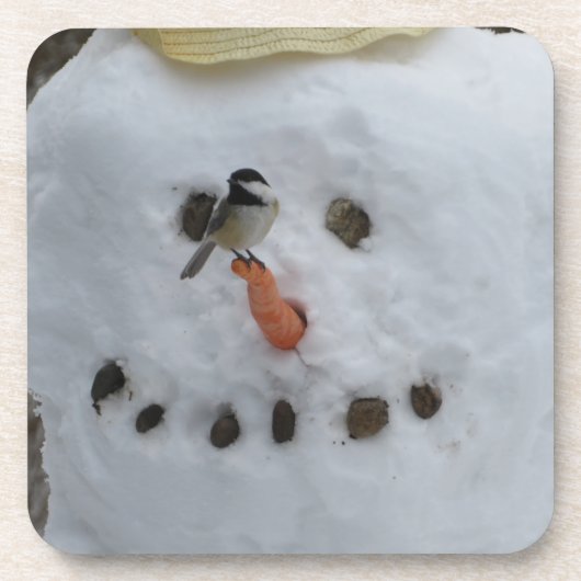 Chickadee auf Snowman Carrot Nose Getränkeuntersetzer (Vorderseite)
