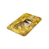 Chickadee Bird in Gelben Blumen Bath Matts Badematte (Schrägansicht)