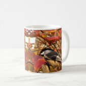 Chickadee Bird in rosa und roten Herbstblättern Kaffeetasse (VorderseiteRechts)
