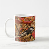 Chickadee Bird in rosa und roten Herbstblättern Kaffeetasse (Links)