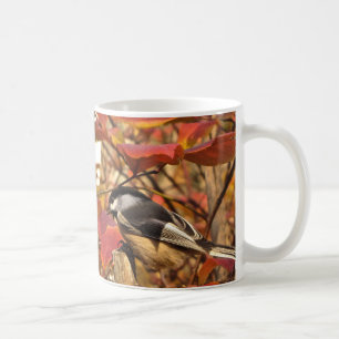 Chickadee Bird in rosa und roten Herbstblättern Kaffeetasse