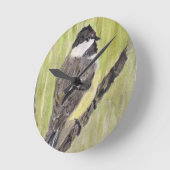Chickadee Bird mit schwarzer Kappe - Acrylmalerei. Runde Wanduhr (Winkel)