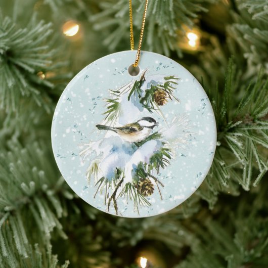 Chickadee Bird Pinecone Schnee Winterwein Aquamari Keramik Ornament (Baum)