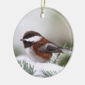 Chickadee im Schnee Keramikornament (Links)