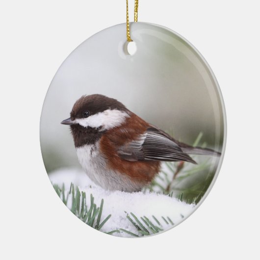 Chickadee im Schnee Keramikornament (Links)