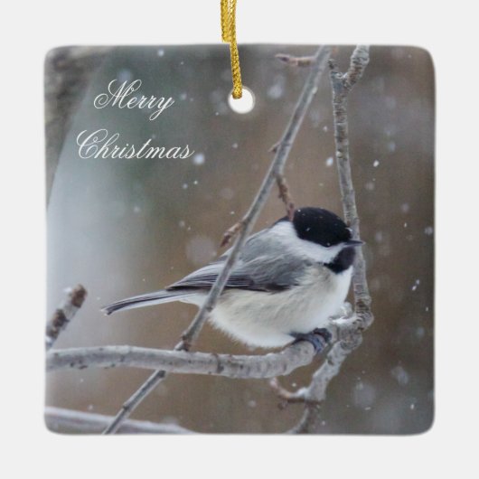 Chickadee im Winterschnee - Songbird Keramikornament (Vorderseite)