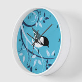 Chickadee in Baumzweig Uhr (Winkel)