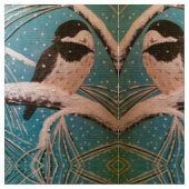 Chickadee in den Zweigstellen des Holiday Stoff (Nahaufnahme)