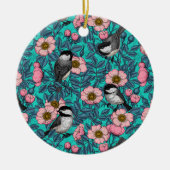 Chickadee in der Keramik der wilden Rose Keramik Ornament (Vorne)