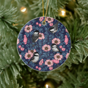 Chickadee in der Keramik der wilden Rose Ornament