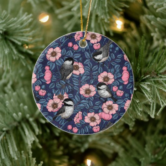 Chickadee in der Keramik der wilden Rose Ornament (Baum)