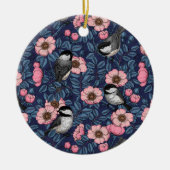 Chickadee in der Keramik der wilden Rose Ornament (Vorne)