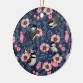 Chickadee in der Keramik der wilden Rose Ornament (Links)