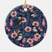 Chickadee in der Keramik der wilden Rose Ornament (Hinten)