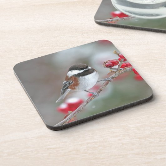 Chickadee in fallendem Schnee mit roten Beeren Untersetzer (Linke Seite)