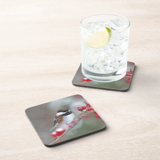 Chickadee in fallendem Schnee mit roten Beeren Untersetzer (Rechte Seite)