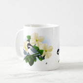 Chickadee und Dogwood-Blume Kaffeetasse (Vorderseite Links)