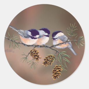 CHICKADEES u. PINECONES durch SHARON SHARPE Runder Aufkleber