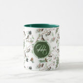 Chickadevögel Berries & Pinecones Mit Monogramm Tasse (Zentrum)