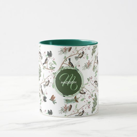 Chickadevögel Berries & Pinecones Mit Monogramm Tasse (Zentrum)