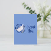 Chickadevogel in blauer Vogelbeobachtung Postkarte (Stehend Vorderseite)