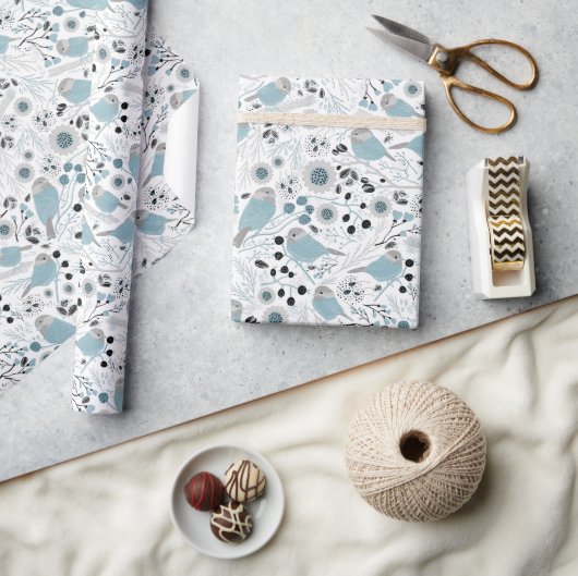 Chickadevögel Niedlich Blaue graue Blume Berries Geschenkpapier (Kunsthandwerk)